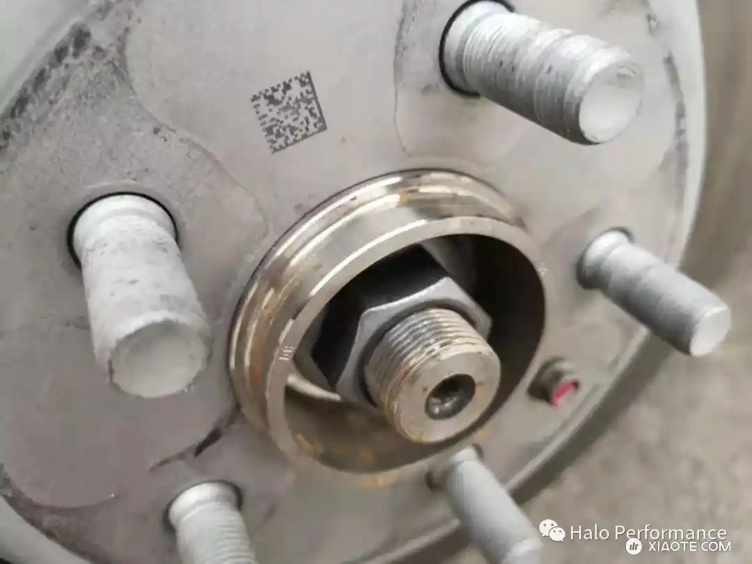 改过轮毂的看看?查到这么个说法:
Model3高性能版的中心孔与普通车辆不一致,有一个阶梯状的凸起,该凸起可能会导致轴头与其他品牌轮毂密合不严,因此在选择Model3高性能版轮毂的时候,还应特别注意 - 图片 1