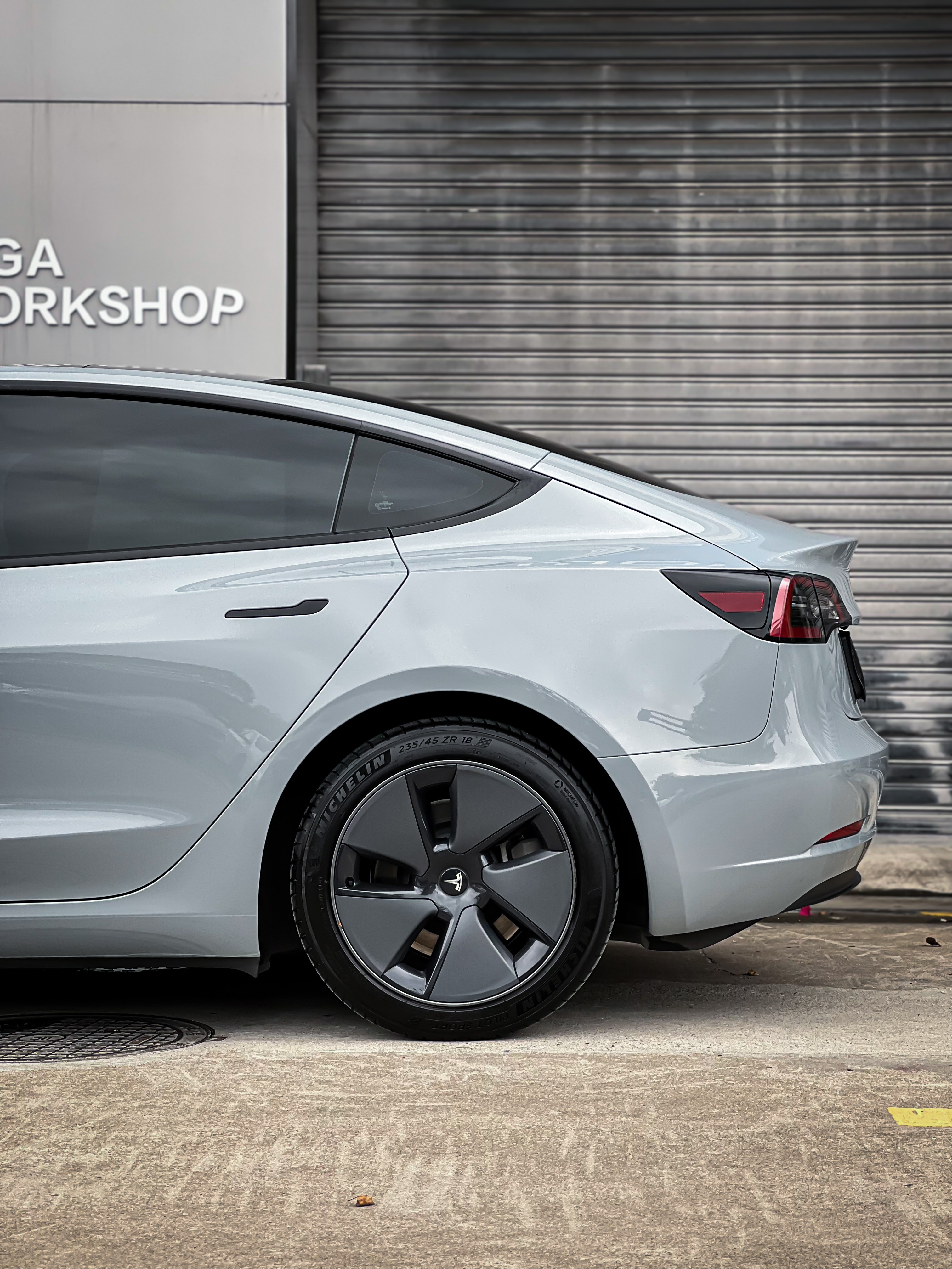 一面之缘，大家当个故事听。

上次我从美国出差回来的航班，旁边坐的是个20多岁的小哥，跟我闲聊了几句。

他是国内某家公司派去 美国特斯拉内华达工厂做设备调试的。

调试的设备，是特斯拉从国内拆回去的 - 图片 3