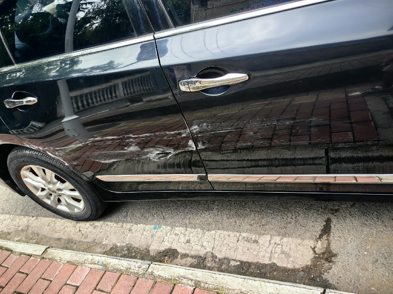 提车刚满月 车子都还没来得及洗一次 就提第一血   停在路边 那么宽敞的地方 还能被刮蹭到 服气对方的车技  天籁差不多从前车门刮到后保险杠了  对方全责 报了保险 我就后面一点 有必要修吗 主要没时 - 图片 2