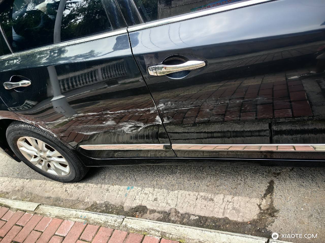 提车刚满月 车子都还没来得及洗一次 就提第一血 停在路边 那么宽敞的地方 还能被刮蹭到 服气对方的车技 天籁差不多从前车门刮到后保险杠了 对方全责 报了保险 我就后面一点 有必要修吗 主要没时 - 图片 2