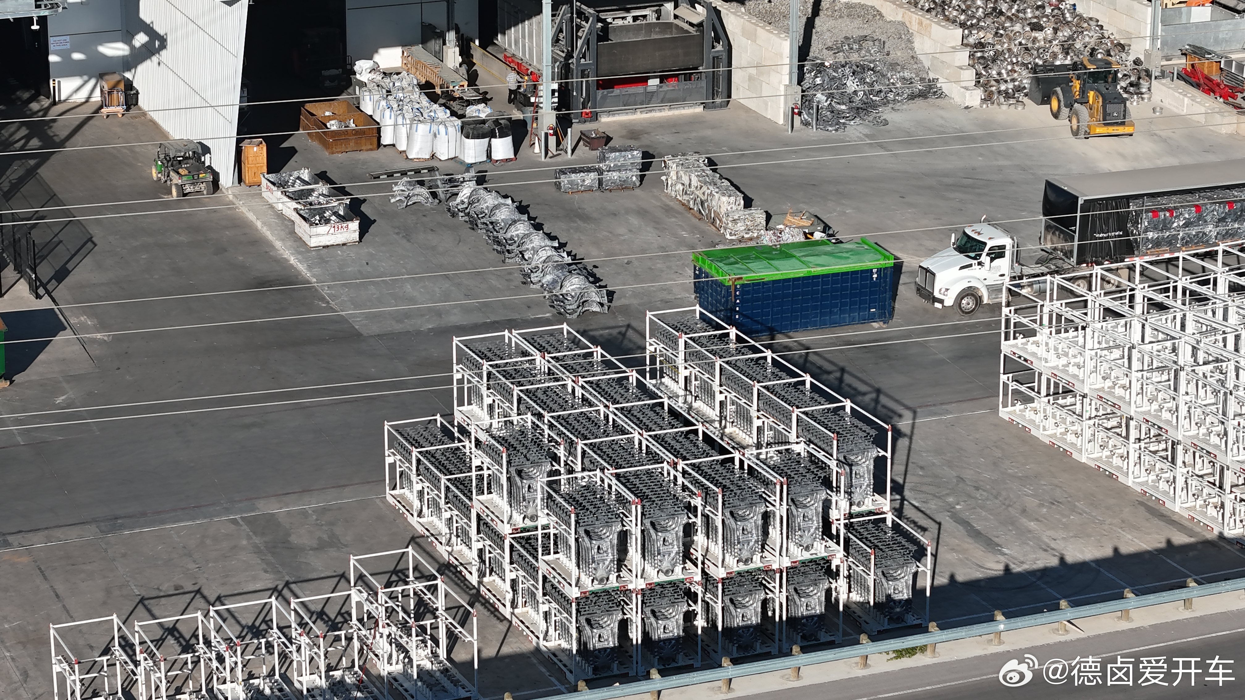 数百个 特斯拉Cybercab后副车架堆在车间外，生产成整车够一个城市的 Robotaxi 使用量了。

#特斯拉#

#Robotaxi#

#Cybercab#

  - 图片 2