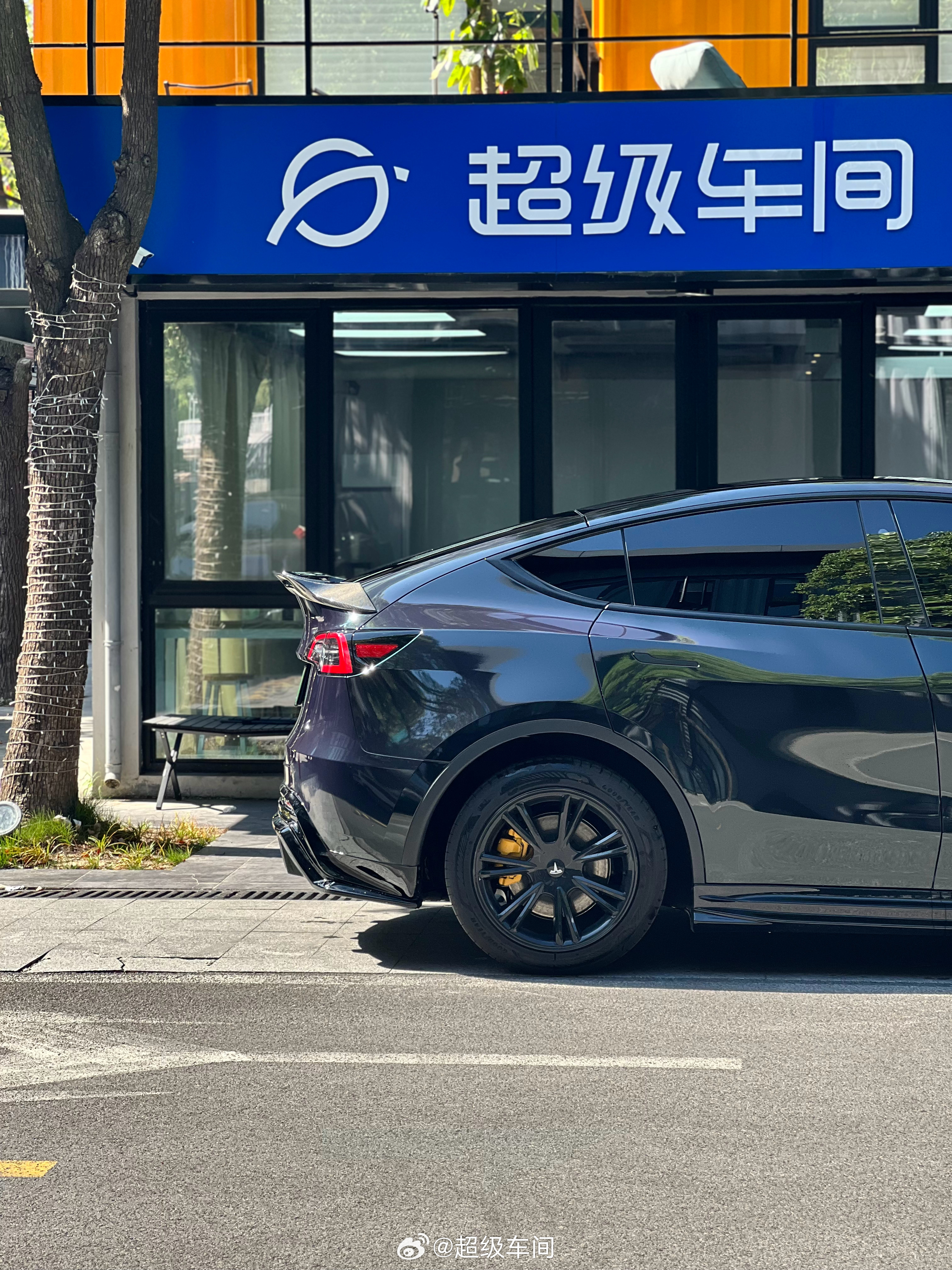 Model Y，祖母石绿➕卡钳烤漆➕BSKT全套包围➕尾翼，简直太酷了低调又不失质感，黄色卡钳点缀的刚刚好@小特叔叔 #特斯拉#

#汽车贴膜#

#改色膜#

#超级车间#

  - 图片 1