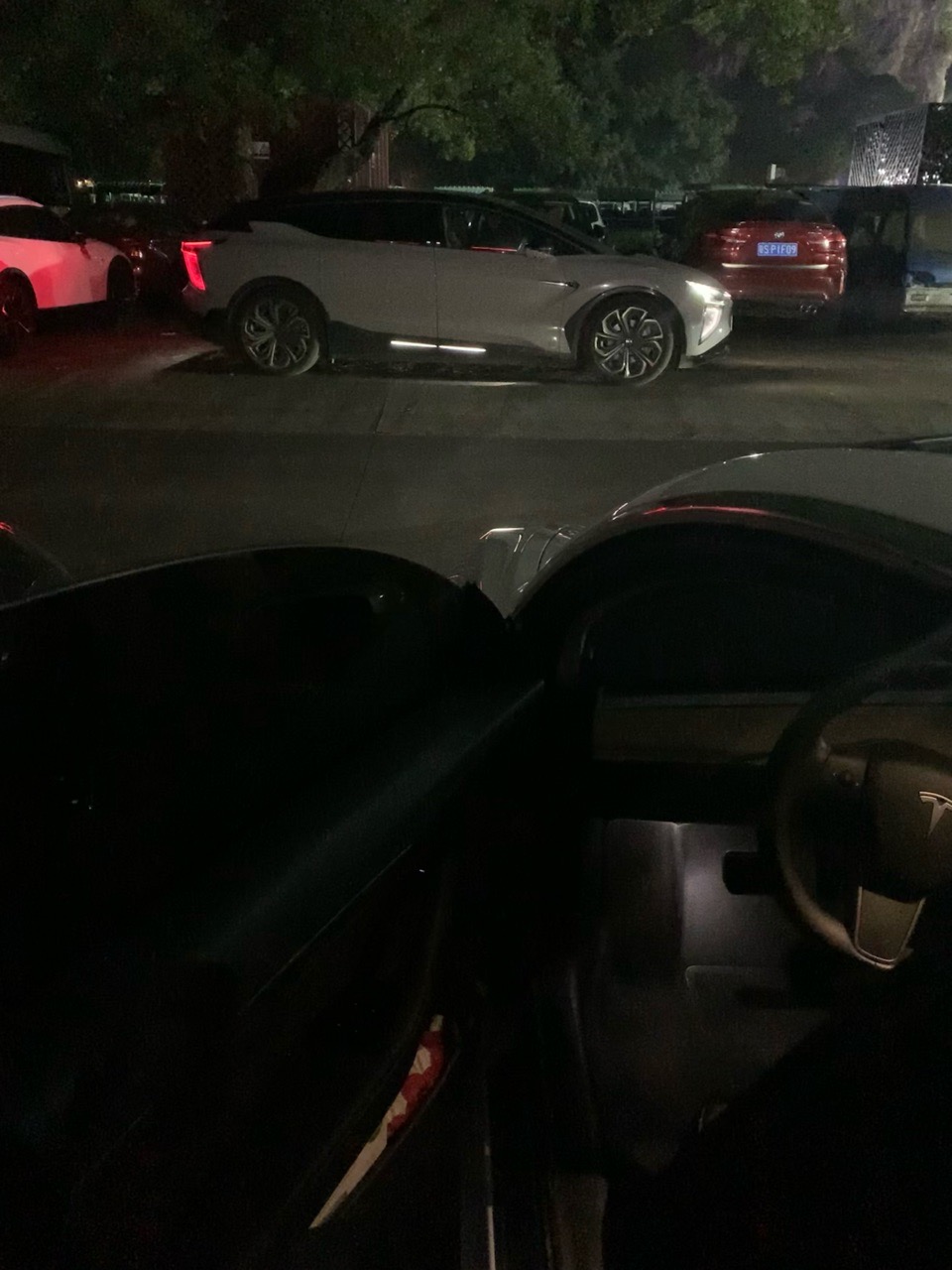 昨晚充电时
和旁边的蔚来车主聊到车友时
旁边的高合车主说“车友？我这车找不到车友”
操！又被他装到了🤪 - 图片 3