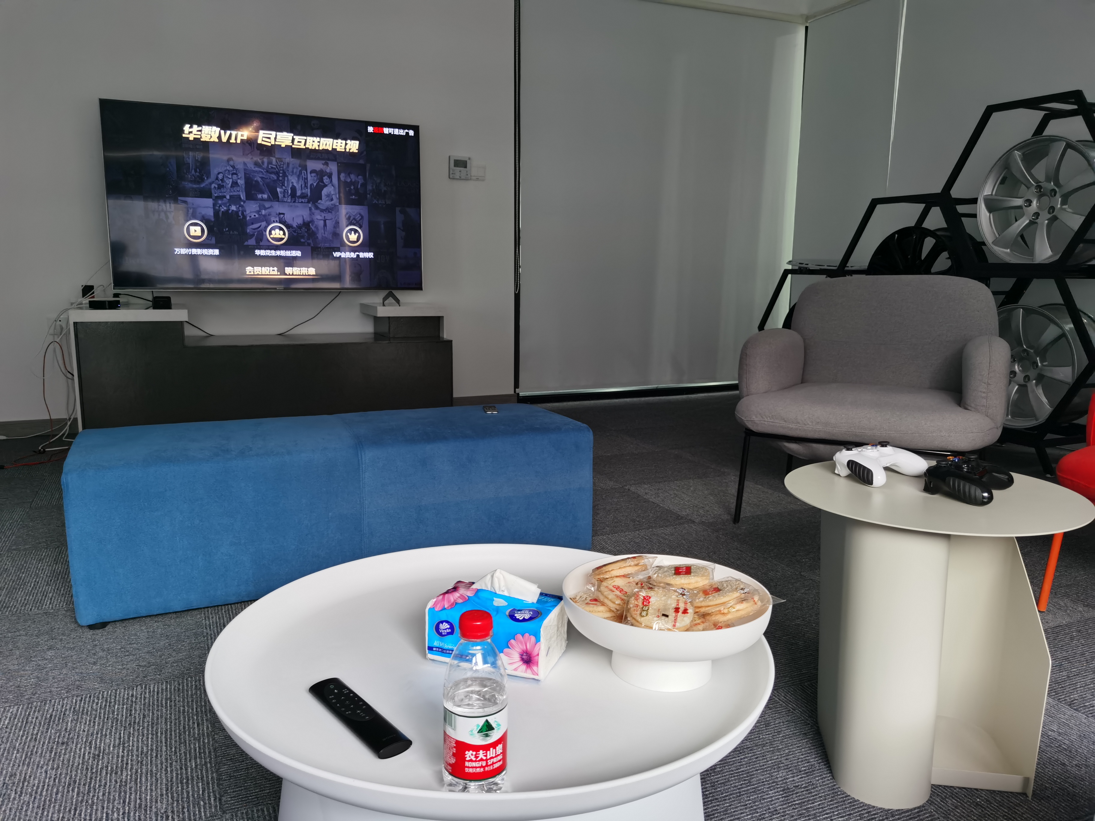 在超级车间（上海）吃雪饼