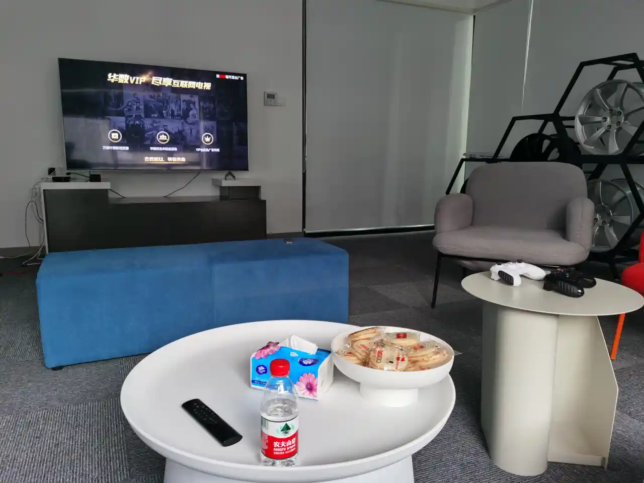 在超级车间（上海）吃雪饼