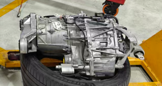 看网上各种吐槽特斯拉售后不好？我有国产电车，我也知道国产电车三电不会轻易给你换新的，都是没啥太大问题就是正常，就算有问题也只是给你修。这一次我都没有觉得是电机的问题，以为是球头或者悬挂有问题，本来想来 - 图片 3