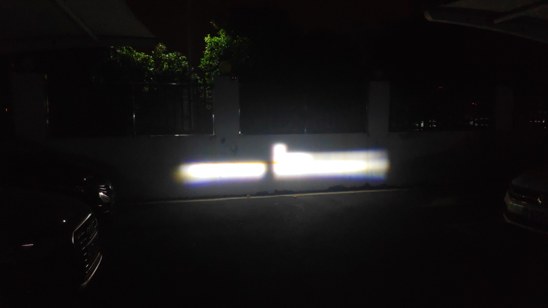 19年老三成功换装矩阵大灯，采购时发现光大灯就有六个版本。特斯拉总在看不到的地方偷偷升级，可见左侧比右边投影清晰明亮，左边零件号比右边新。 - 图片 2