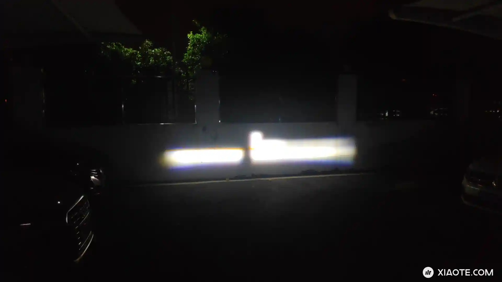 19年老三成功换装矩阵大灯,采购时发现光大灯就有六个版本。特斯拉总在看不到的地方偷偷升级,可见左侧比右边投影清晰明亮,左边零件号比右边新。 - 图片 2