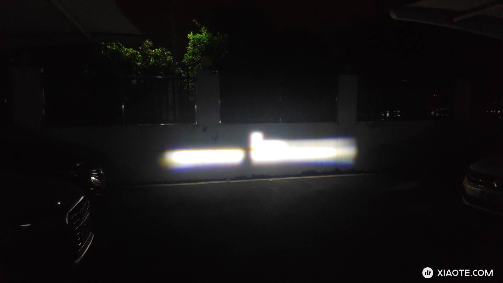 19年老三成功换装矩阵大灯,采购时发现光大灯就有六个版本。特斯拉总在看不到的地方偷偷升级,可见左侧比右边投影清晰明亮,左边零件号比右边新。 - 图片 2