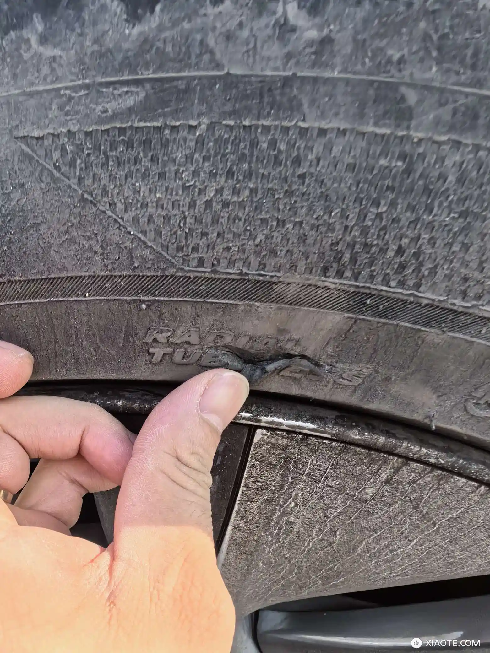 求助,开车刮马路牙子,掉皮了,这种需要换轮胎吗 - 图片 2