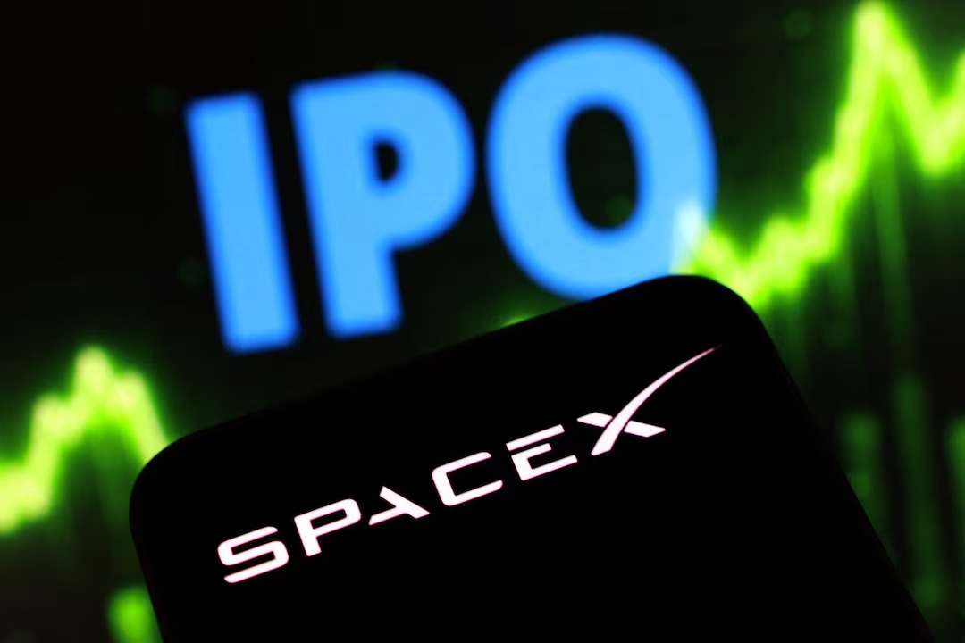 SpaceX IPO在股票正式交易前已打破融资纪录，股价135美元/股，估值约1.8万亿美元，融资约750亿美元。

机构需求远超可用流通股，部分个人基金单笔出价超100亿美元。

史上最大IPO沙特 - 图片 1