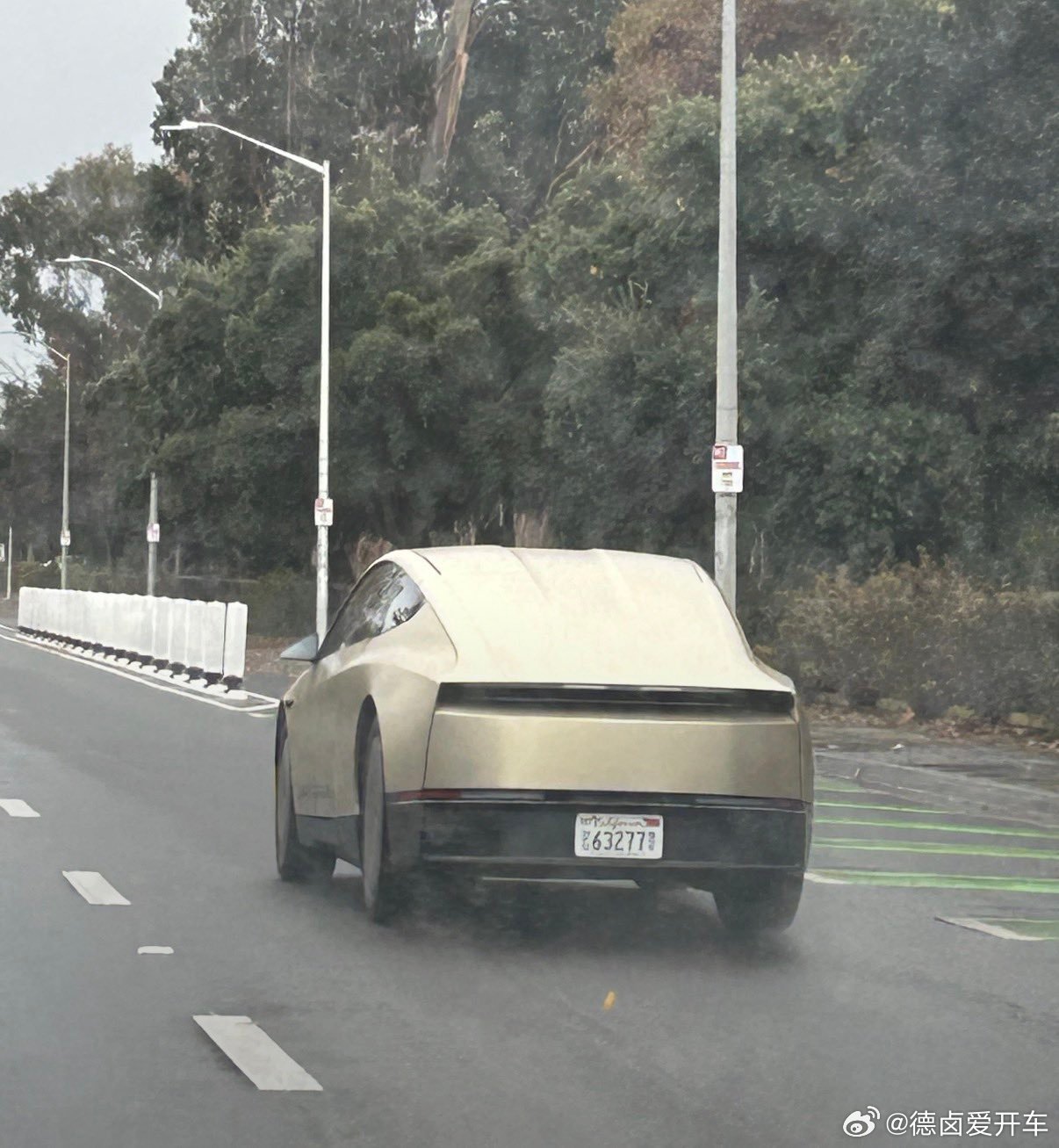 Cybercab 出现碰撞测试车体，这也算是一个很强的量产信号，来到这个时间点产品基本定型，实车无伪装路测也在同步进行，在开发优先级中这算是最高的。

#Cybercab#

#特斯拉#

  - 图片 2