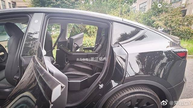Model Y改第二排航空座椅案例……因为没有Model X的气场加成,感觉一下子就局促起来了……有点duck不必…… - 图片 1