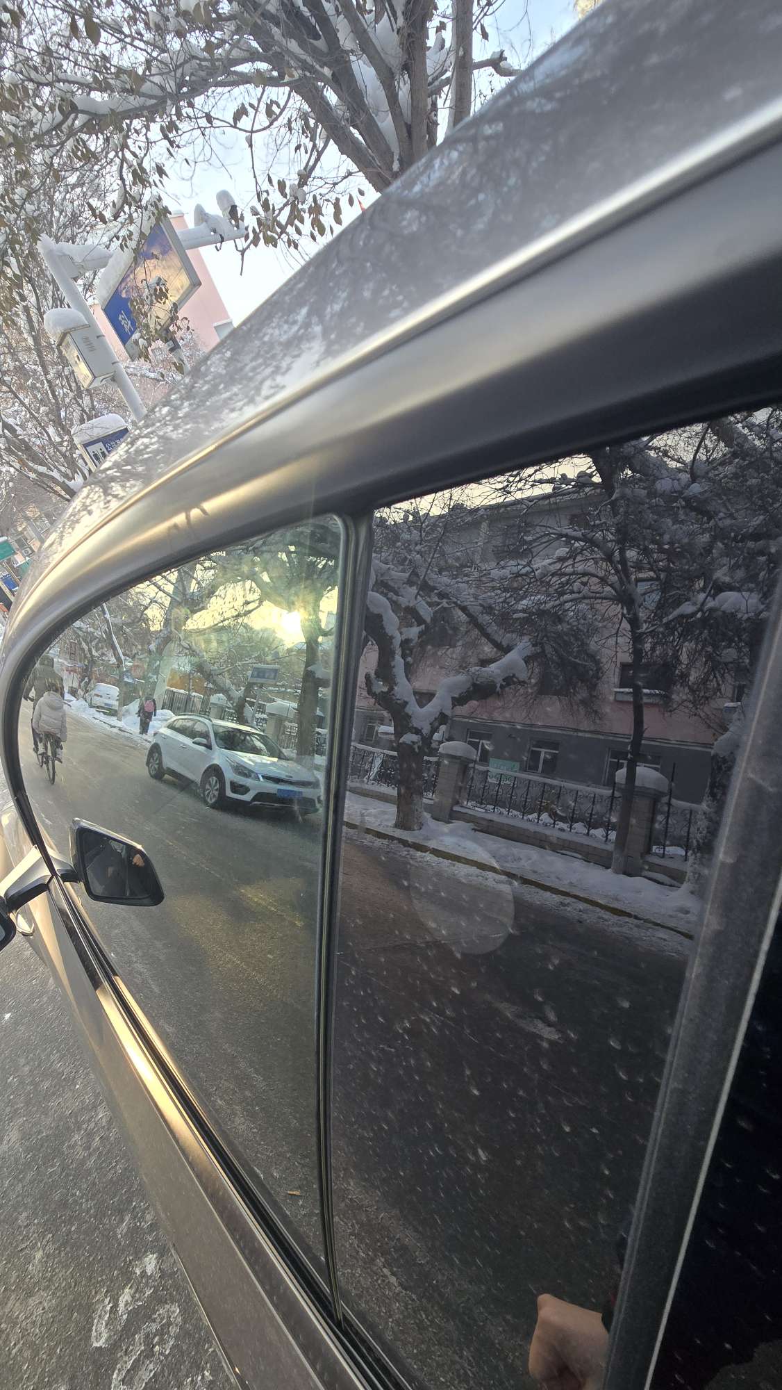 主驾驶的玻璃都会突出来点吗，最后一张副驾驶的好的呢。
 - 图片 1