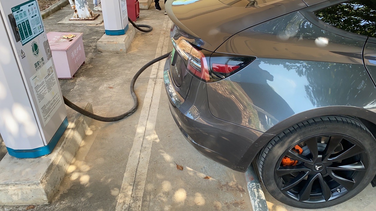 标续松下，从上海回芜湖老家，出发前电量在302km，经过第一个茅山服务区时充电的人巨多，实在不想排队，当时还剩下79公里，但是距离第二个服务区新芜服务区还有104公里，想着特斯拉有藏电就果断上路，一开 - 图片 7