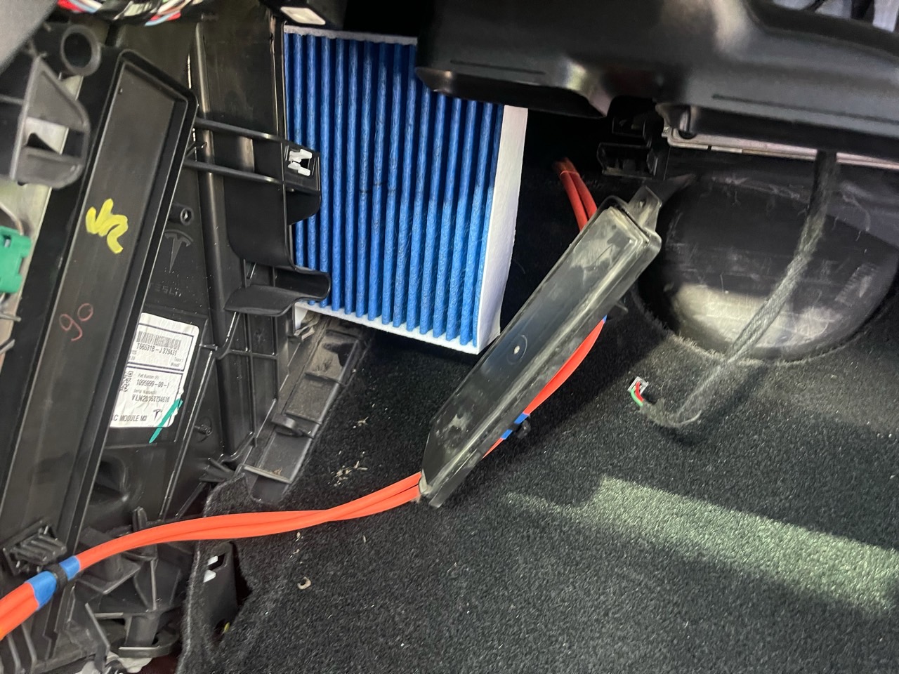 自己动手换空调滤芯真不是那么容易，（图中这个伸缩扣很难弄下来），全部换完花了1个小时，真不建议一般用户自己动手换，而且客服给的视频教程也不一样，研究了半天。 - 图片 3