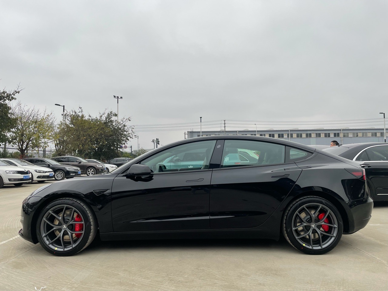 上个月提车之后就把改色提上了日程，说实在话现在改色选色真的很蛋疼，网上查不到资料不说，很多店里的色卡也是乱七八糟，而且色差严重…我想要银色，我媳妇想要绿色，纠结了一波之后我们折中选了哑光灰绿

等待过 - 图片 3