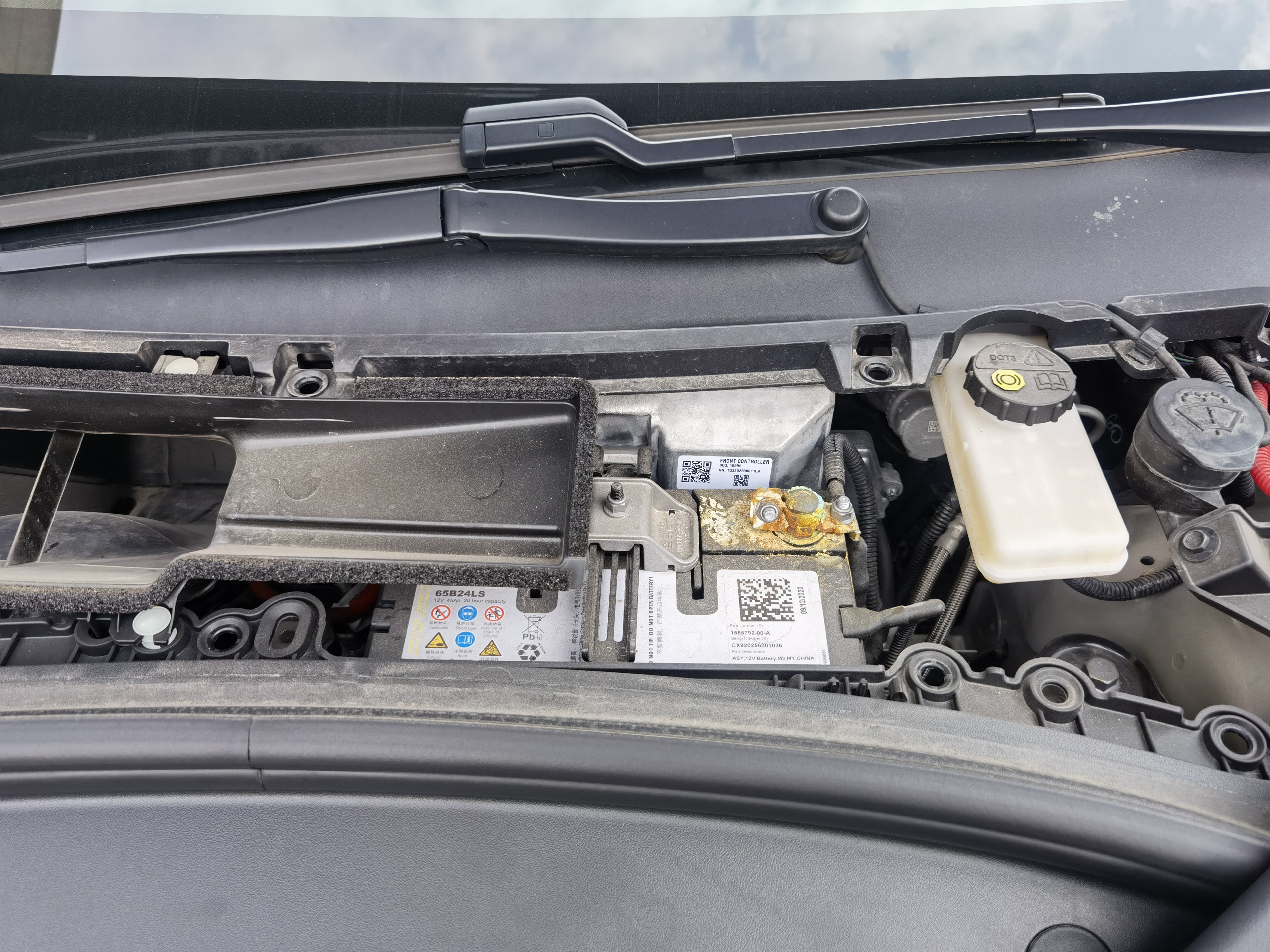 买了一年了，今天掀开盖板看了看，这蓄电池上正常吗？需不需要去吃仙贝？ - 图片 1