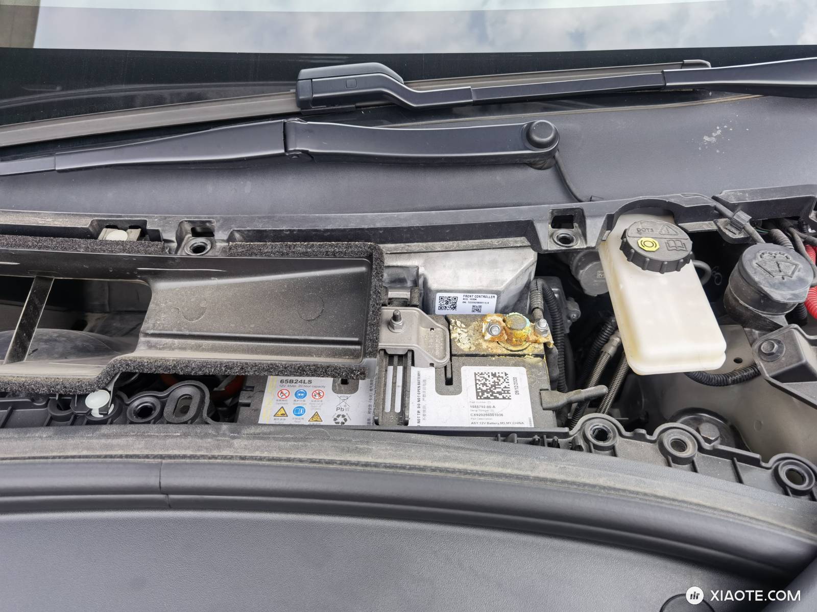 买了一年了,今天掀开盖板看了看,这蓄电池上正常吗?需不需要去吃仙贝? - 图片 1