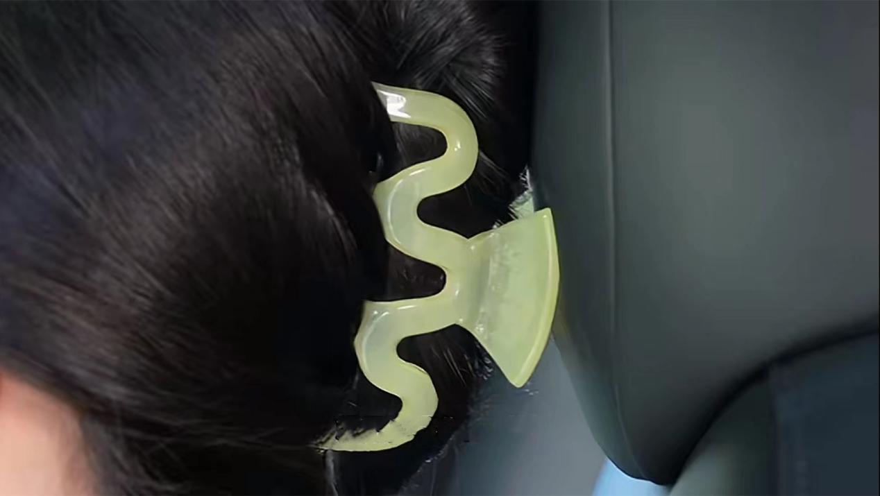 一定不要佩戴这个开车！！！特斯拉女车主注意，别伤到自己！
女车主驾驶特斯拉一定要注意这个潜在危害极大的装饰，特殊情况下，伤害性极大，别伤到自己。
 
这个装饰就是很多女孩子都喜欢用的鲨鱼夹！尤其是金属 - 图片 1