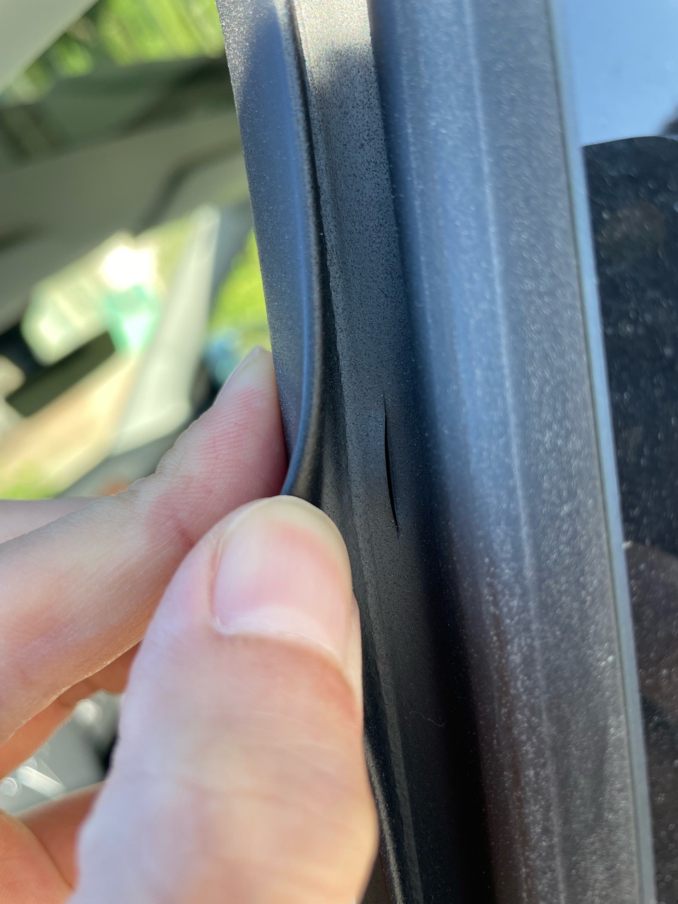 今天偶然发现的，那个车门胶条上都有一个口子呢 - 图片 3
