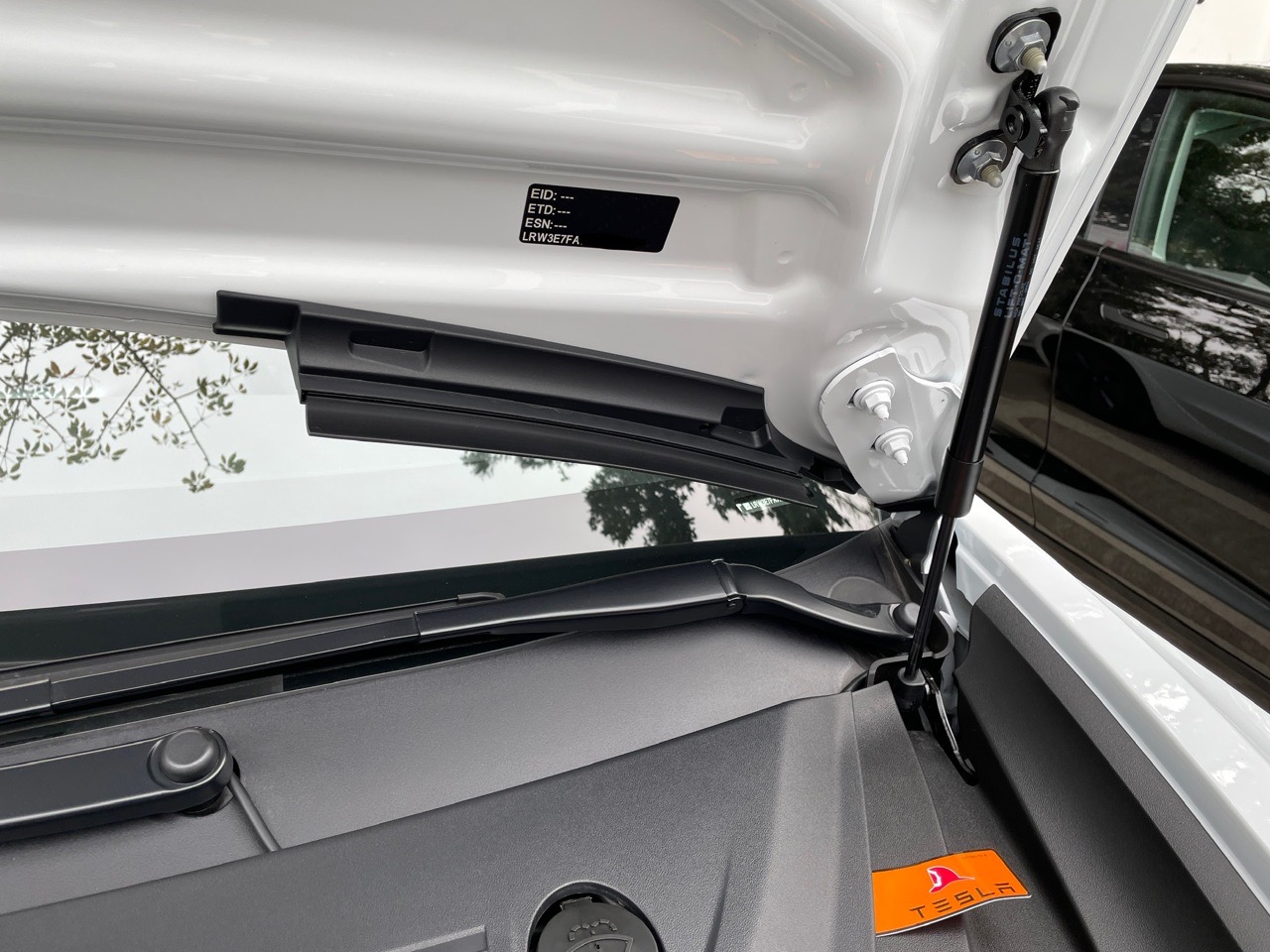 今天陪朋友提新款的model3 发现前备箱这个地方也有一些改变，应该是风噪的优化，不知道这个可不可以后期加装。 - 图片 1