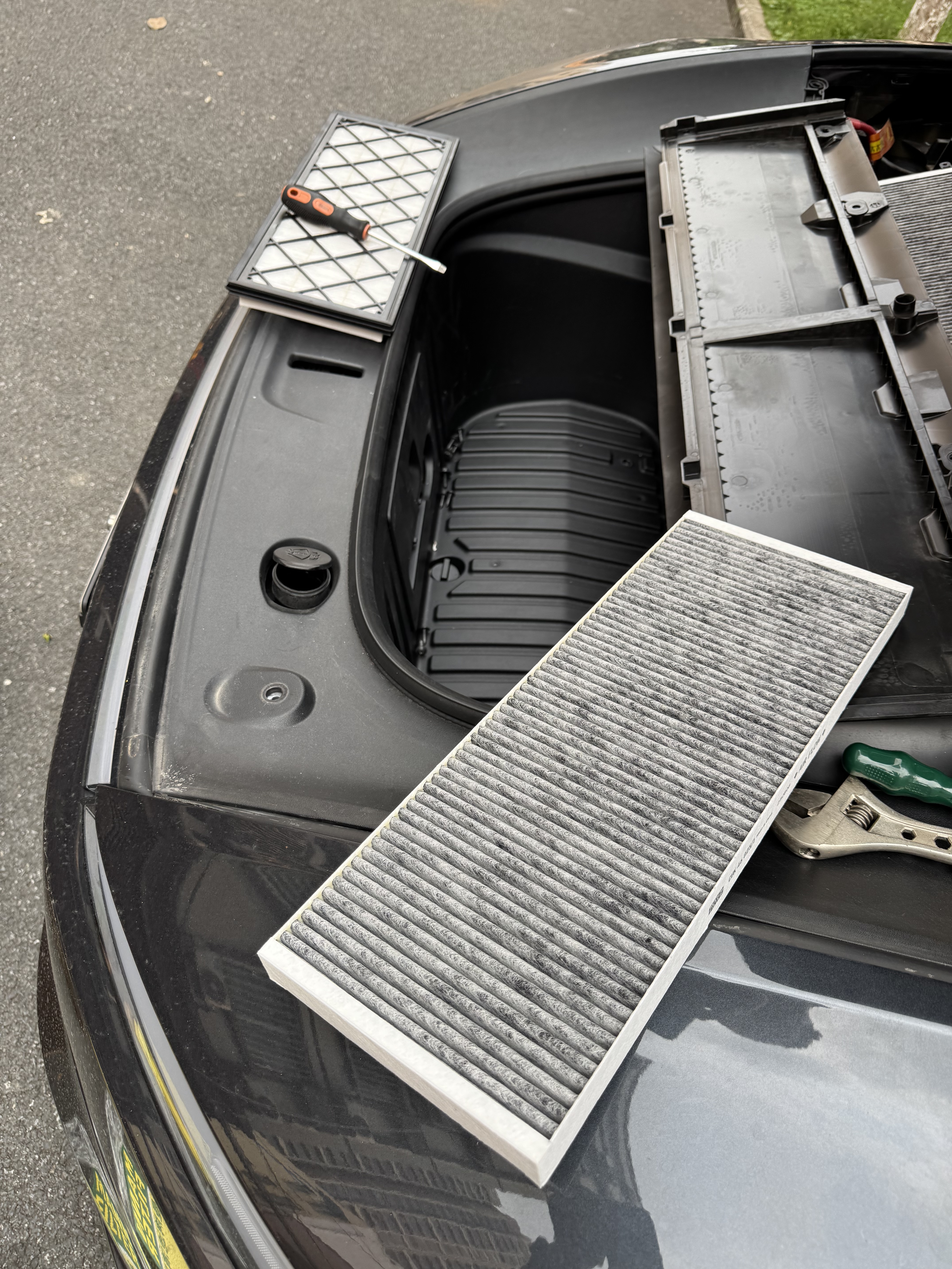 自己动手换空气过滤器，又省了600元钱，京东购买的曼牌同型号过滤器500元左右，特斯拉换要1100元以上，工具准备好，难度不大，拆前备箱，再拆前空滤的10颗螺丝，过滤器会配一个专用螺丝刀，自己准备一个 - 图片 2