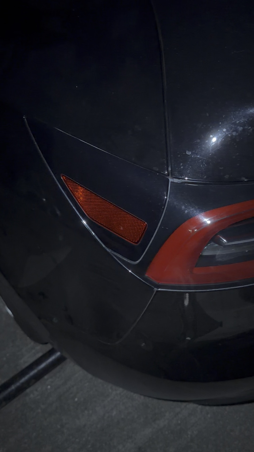 后尾箱电动门经常左边关不上，右边关上的。锁扣锁上了的 但是电子吸吸不上 要重新按一次开关才能吸上 换了两只撑杆还是这样 甚至换完了有时候关尾门会滴滴响两声直接不关 有朋友遇到过吗