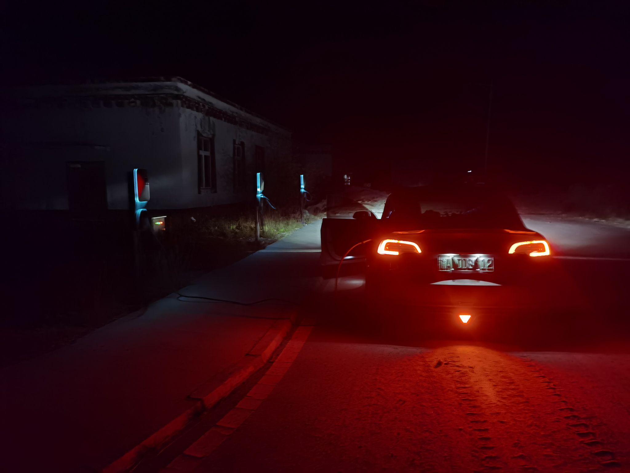 康定机场 特斯拉目的是欧标的
还好上面有蔚来家冲
上面日落景色 闪电金色太美了 - 图片 5