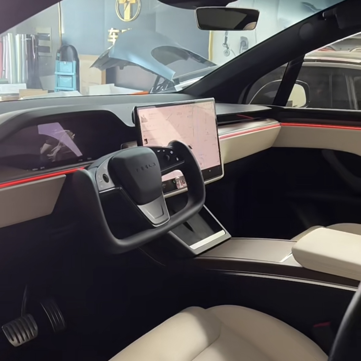 猜测一下2024小改Model S/X的氛围灯
都知道今年年中,S和X会迎来小改,主要加入CyberTruck同款前车头摄像头和氛围灯。
而氛围灯目前官方出的有三种
Model Y偷懒型:仪表台饰板加 - 图片 4
