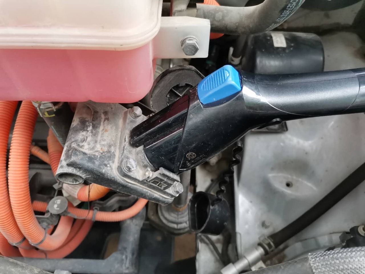  预定了阳朔民宿 电话咨询时 店家告诉我他们店里有一台电动商务车 可以充电 这是他们发来的充电器插头 各位给看看 特斯拉可以用吗？？？ - 图片 2