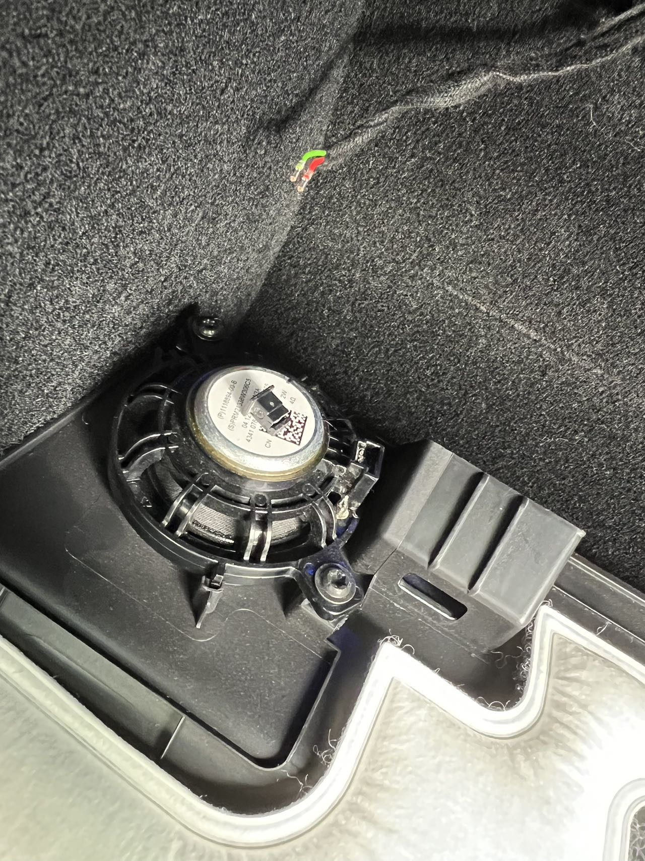 ⚠️⚠️⚠️ 换内置滤芯按照视频教程用力拔了一下TM的把喇叭线搞断了，22款的线和喇叭是一体的，正确姿势应该是把喇叭的两个螺丝拧开，大家参考一下吧，好在这个喇叭是个备用的提示音喇叭，平时用不到 - 图片 1