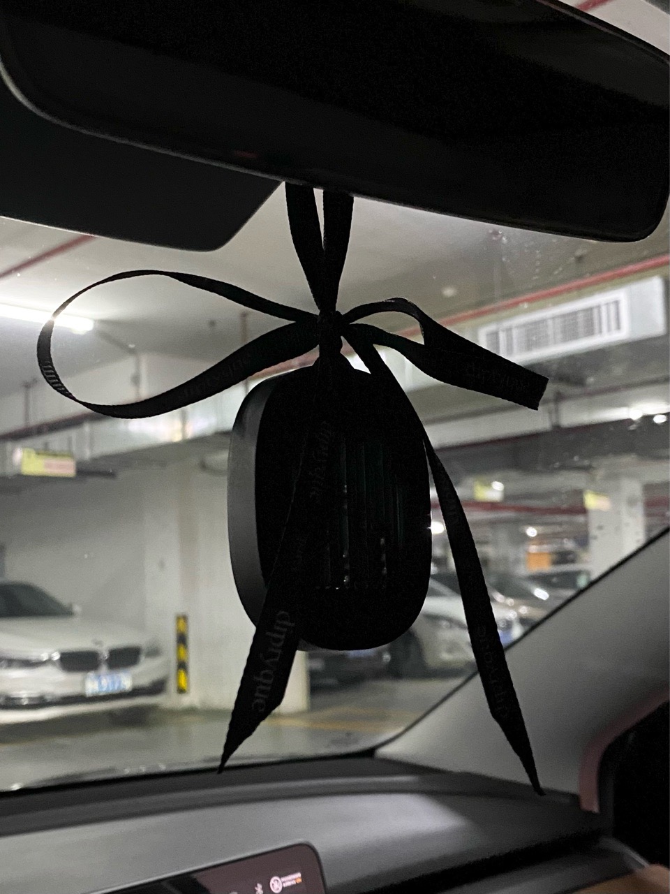 这个蝴蝶结
我在车里绑了一个钟
挂上去好像遮挡视线
可能明天就取下来😴 - 图片 2