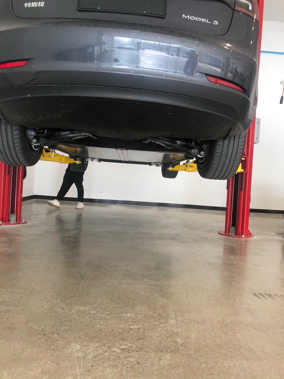 退车的时候，车都是要抬起来检查底盘的哦，内饰也会单独再检查一遍，包括车门打开的每个角落有没有磕碰，一起退车的两个车主就被发现车门侧边有非常小的磕碰，大概一个墨水点这么大，不知道最后成功退车了没有 - 图片 3