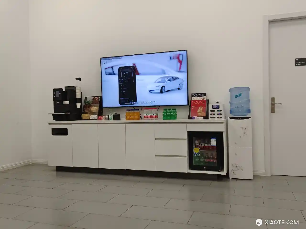 36000公里了,胎压传感器出问题,过来吃雪饼,底盘检查摆臂胶套也开裂了,又得换还得做4轮定位,第一次在售后吃午饭。用车18个月了,成本很低,天猫换了两次空滤,160块,爆过一次轮胎,20寸米其林23 - 图片 1