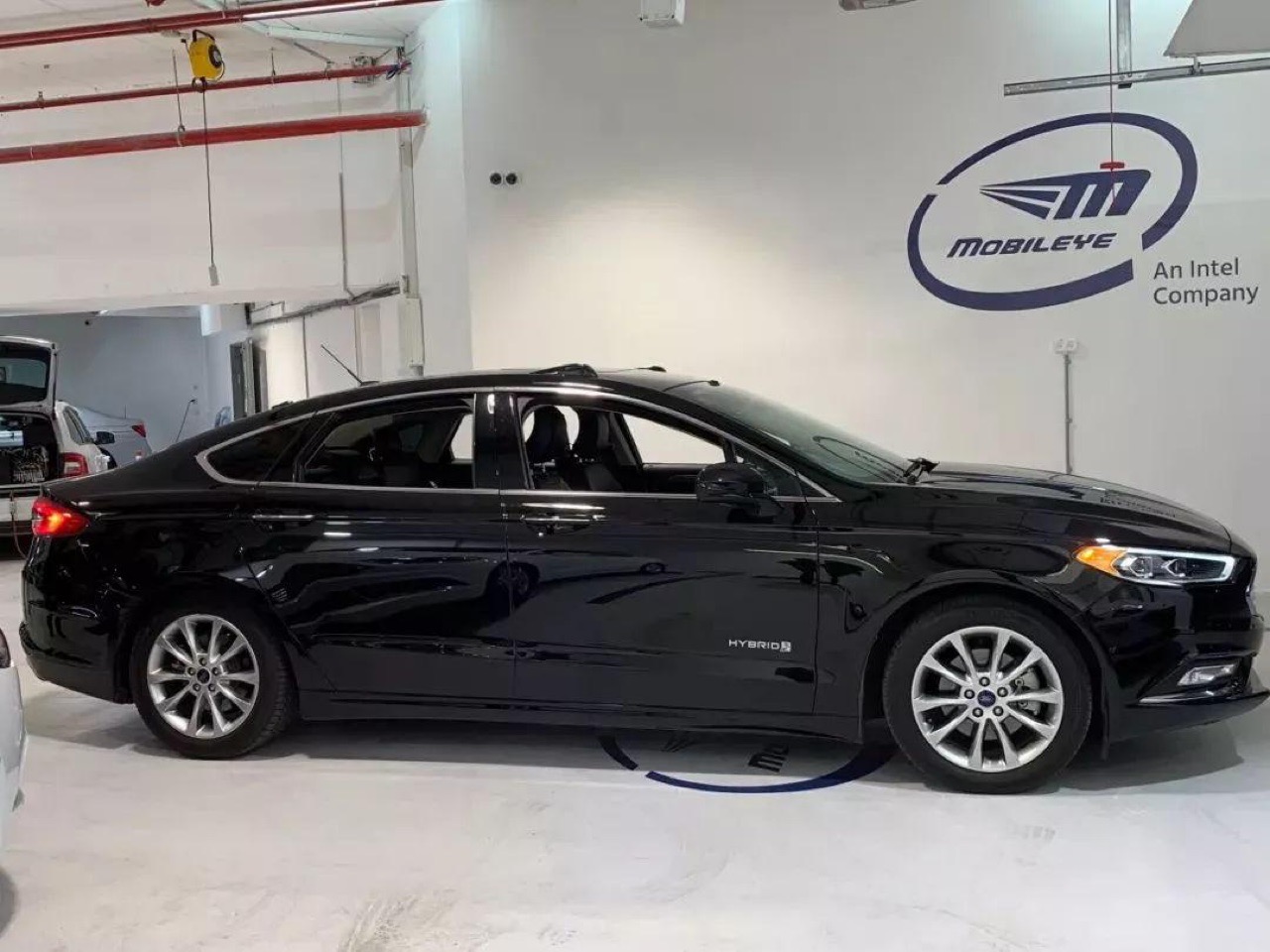 被蔚来的ET7刷屏，最引起我注意的是车顶的激光雷达设计。中间凸起的一块，很像Luminar给沃尔沃做的雷达传感技术方案。而两边的啾啾，又和MobilEye的设计异曲同工。 感觉蔚来也下了血本在为自动驾 - 图片 4