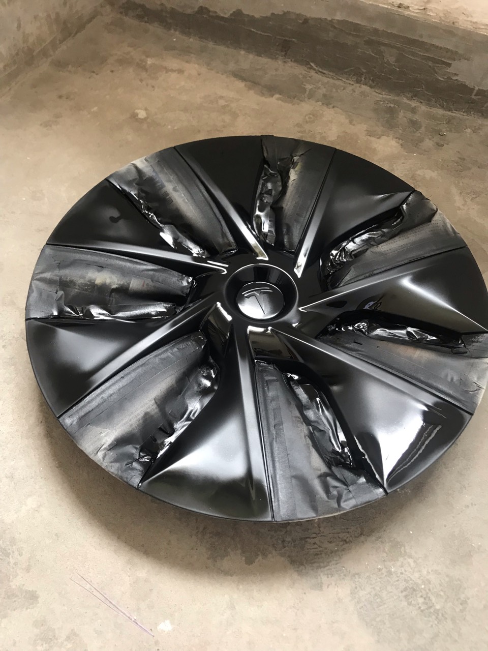 官方19寸的轮毂盖实在太丑，今天自己喷了一个漆，哑光黑，晾干后装上再看看效果 - 图片 1