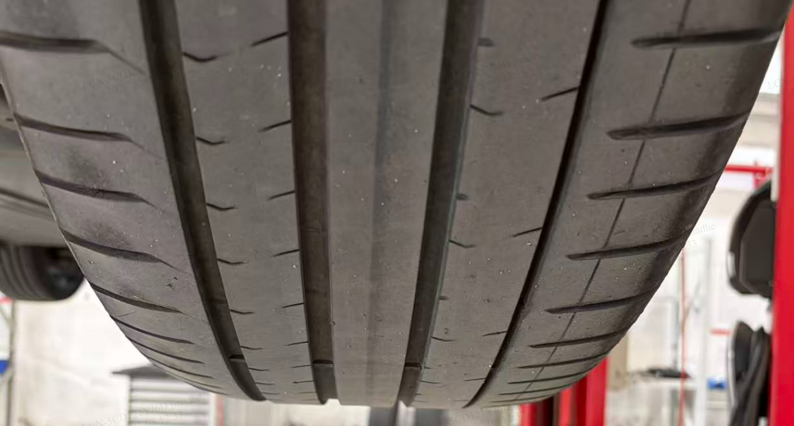 春节回老家前去趟特斯拉4s店保养下，免费更换两根摆臂，做个四轮定位，7w公里胎纹还行！大哥说我开到10w公里没问题！ - 图片 2