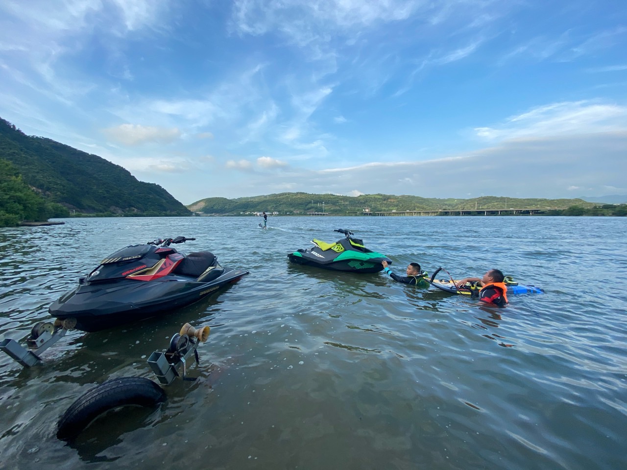 抓住夏天的尾巴再玩趟水！出门带上小特的好处是还能给我的动力冲浪板补电。 - 图片 3