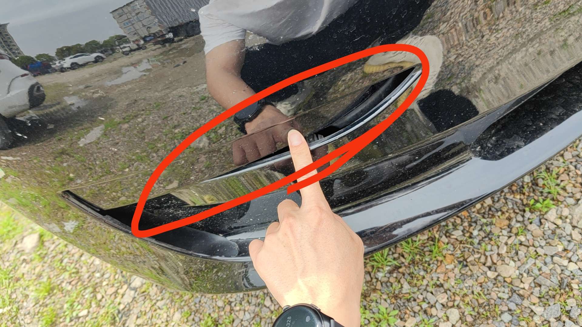 车头前板这里，突然就可以戳进去，啥情况呀，左右两边对比图 - 图片1