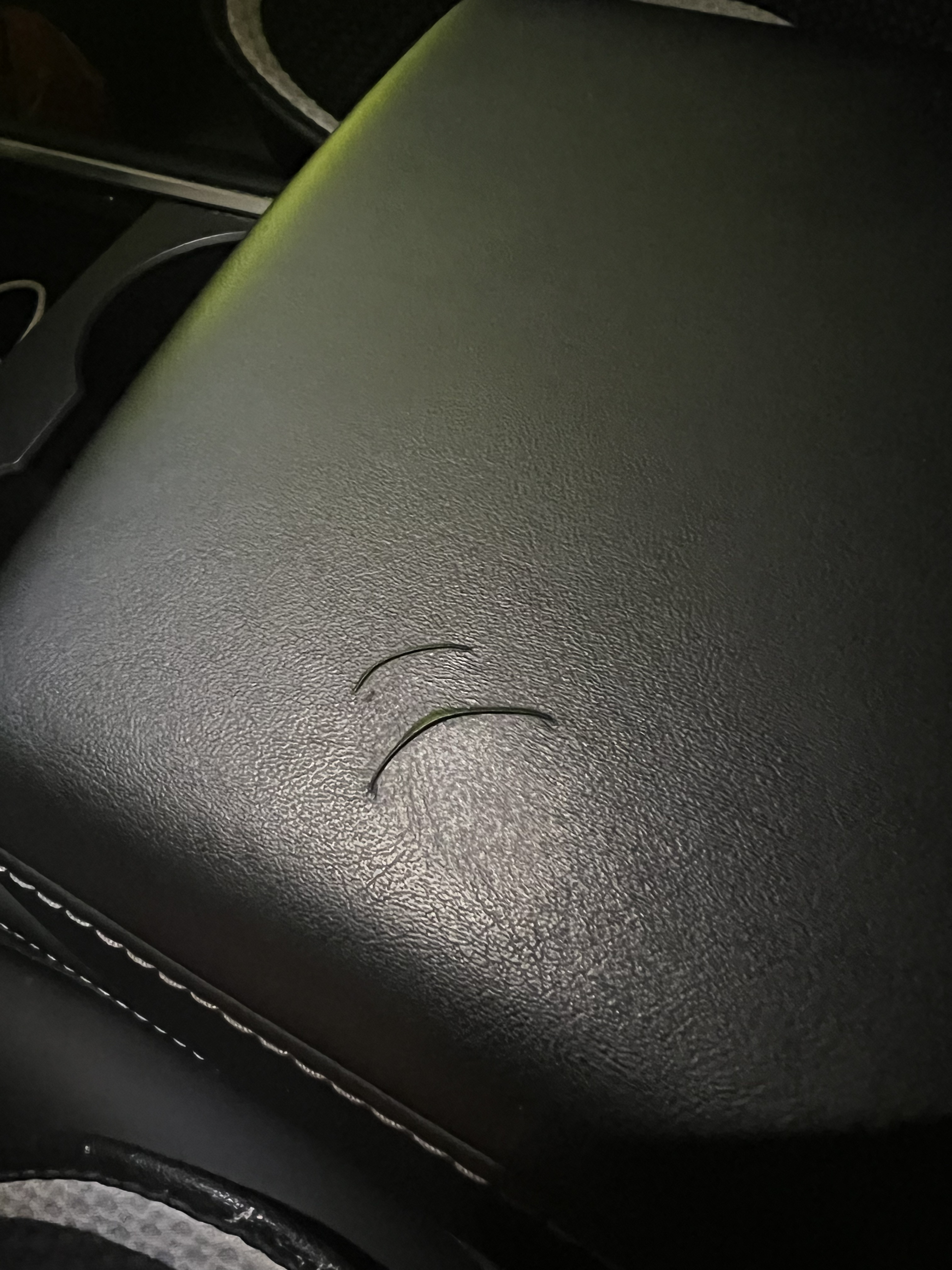 扶手箱表面起皮了，应该是手一直放那里摩擦，咋修复啊， - 图片 1