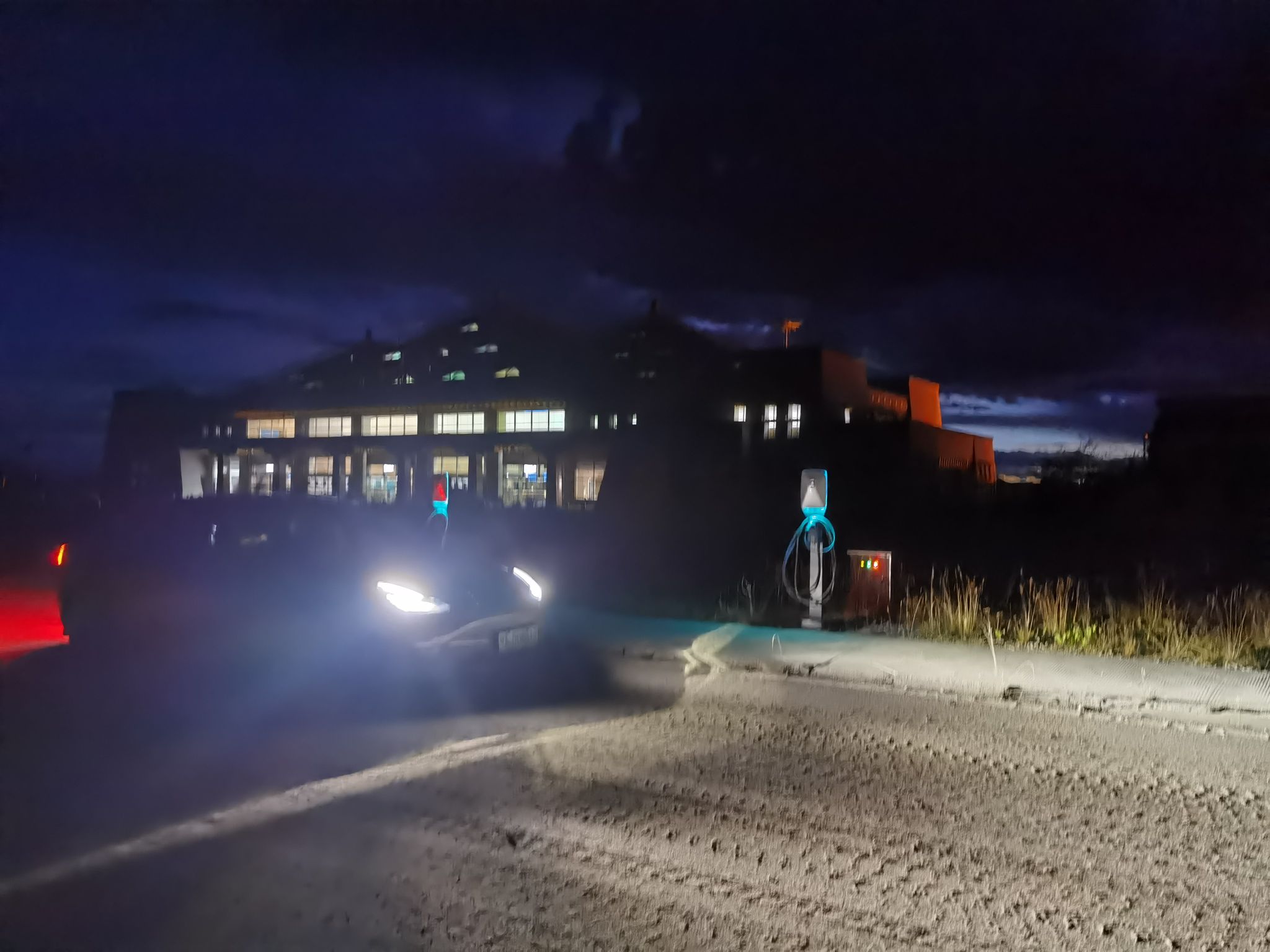 康定机场 特斯拉目的是欧标的
还好上面有蔚来家冲
上面日落景色 闪电金色太美了 - 图片 4