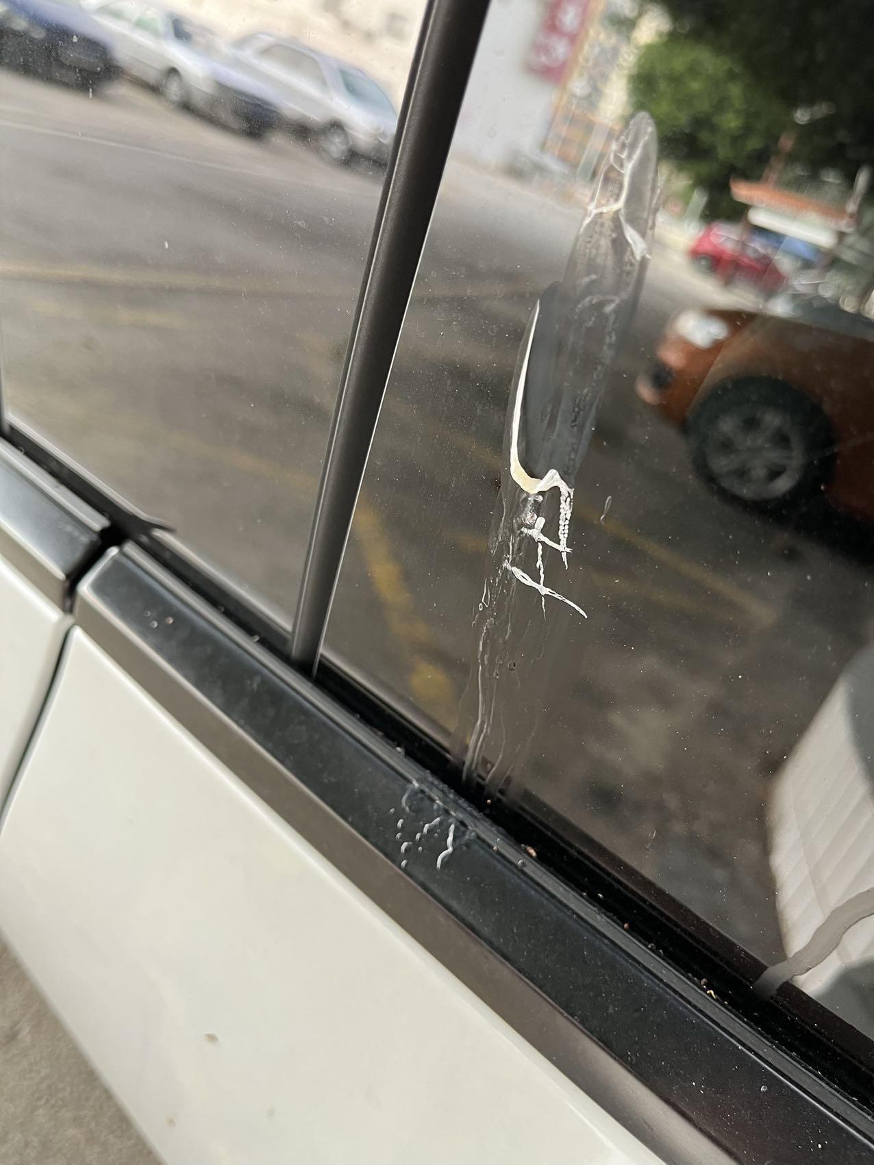树脂滴在玻璃窗上了(￣▽￣)
普通洗车之后还是有明显痕迹，开窗关窗都有剐蹭的声音。怎么处理比较好？ - 图片 3