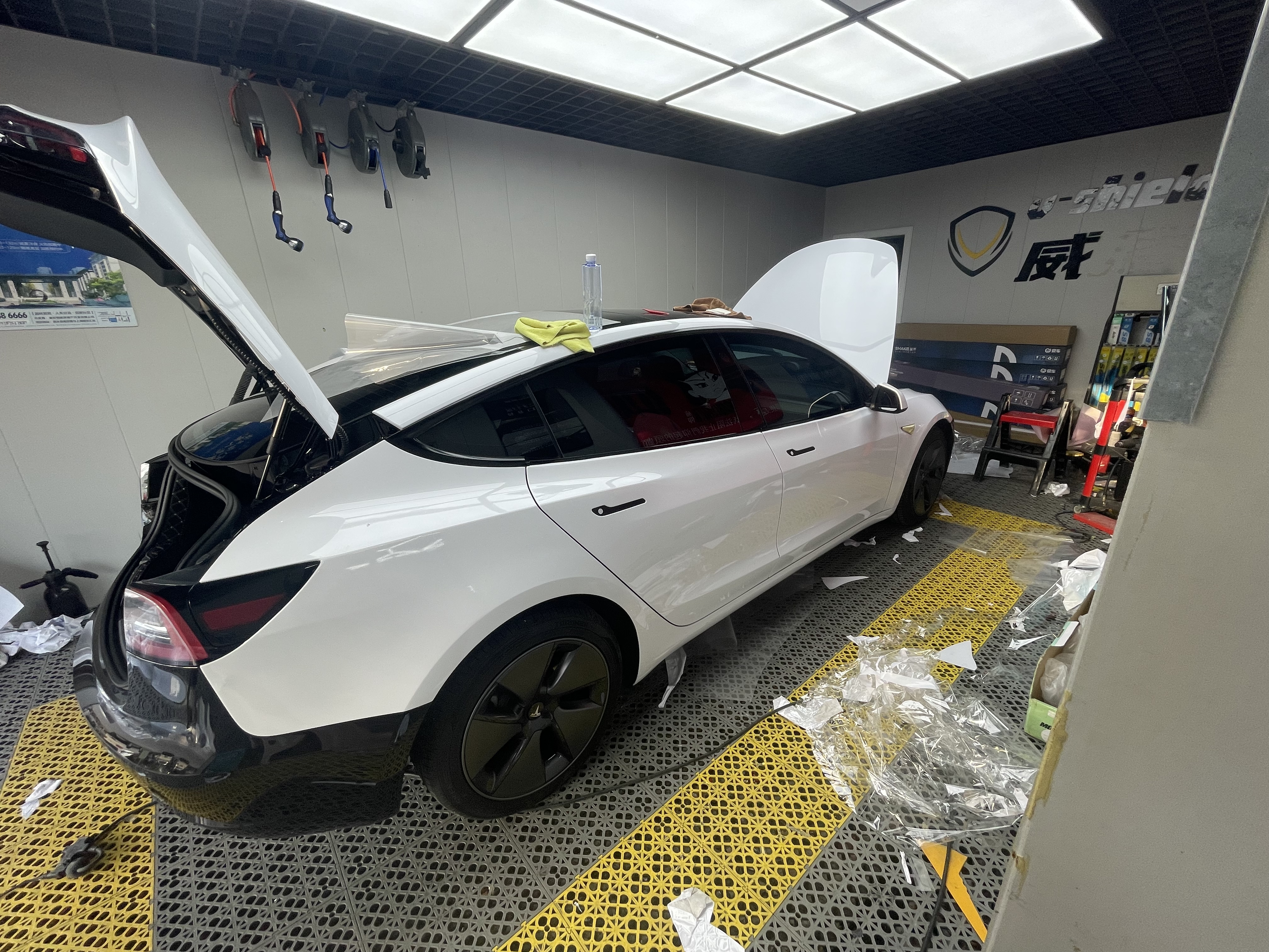 珠光白接近原厂白，阳光下好看，白色显大，连膜加人工费1750贵不贵？ - 图片 2