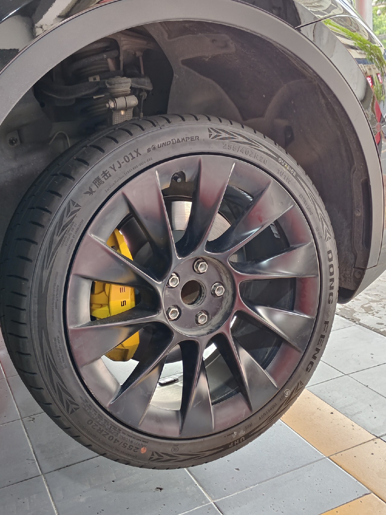 今天换了这套东风鹰击的轮胎，开了快100公里，说下感受。

优点
①静音性很惊喜。同样是带静音棉，开起来比原来那个米其林还要安静，非常舒服。
②很软。同样是2.9的胎压，原来的米其林滤震能力没有这么好 - 图片 1