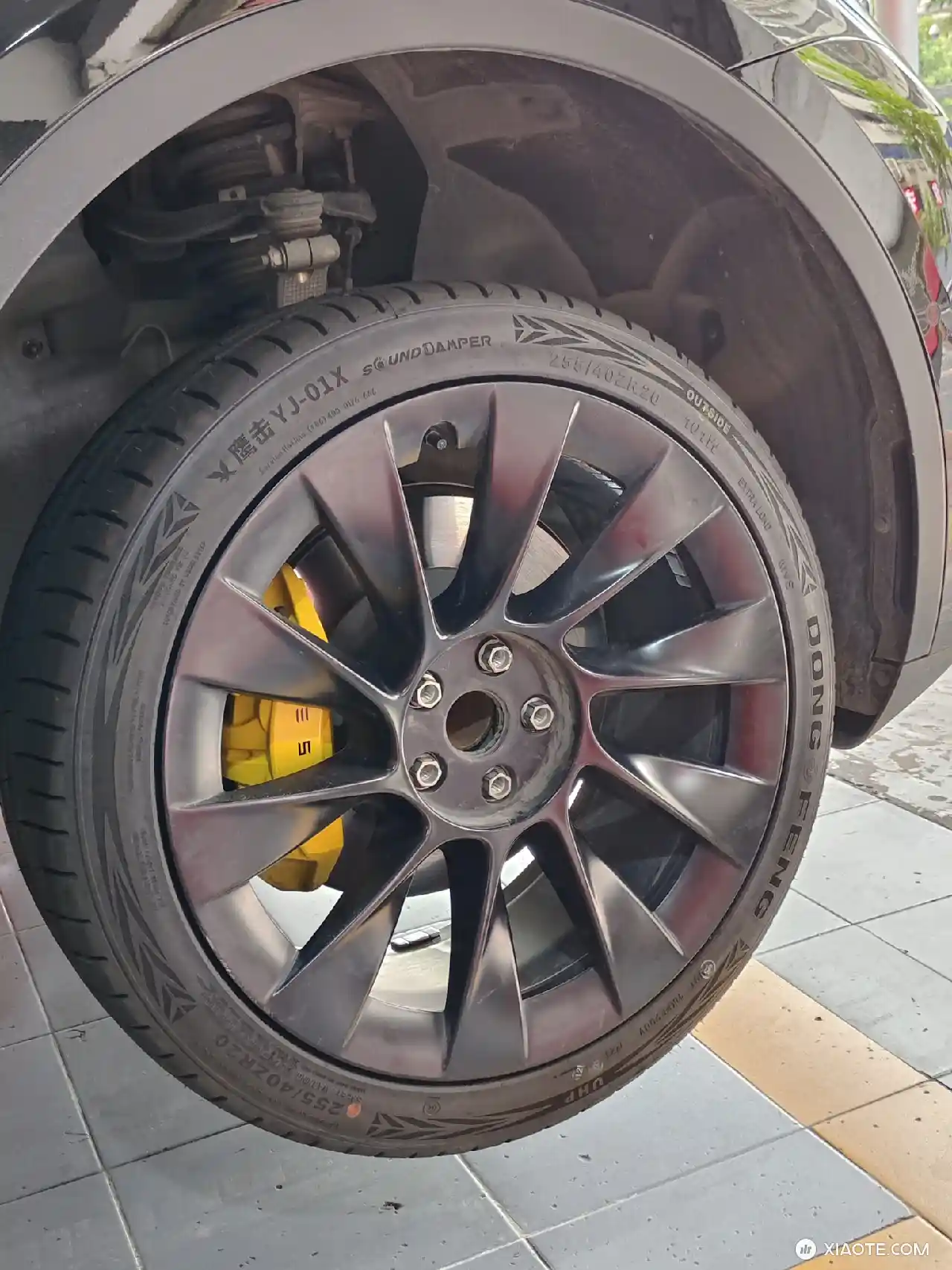 今天换了这套东风鹰击的轮胎,开了快100公里,说下感受。
优点
①静音性很惊喜。同样是带静音棉,开起来比原来那个米其林还要安静,非常舒服。
②很软。同样是2.9的胎压,原来的米其林滤震能力没有这么好 - 图片 1