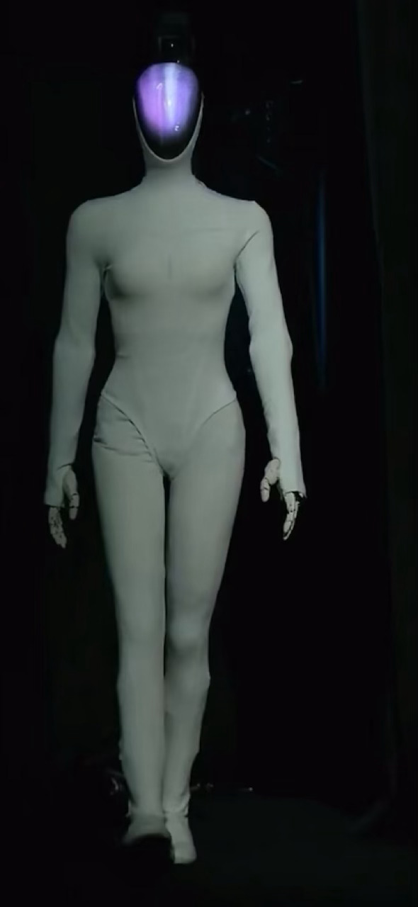 昨天小鹏科技日后讨论比较高的内容，是全新IRON人形机器人的造型设计，有网友怀疑这里面是不是套的真人？仔细看现场的视频能看出是机器人，产品特性一定程度的引起市场讨论，证明小鹏机器人团队这次做的不错。
 - 图片 5