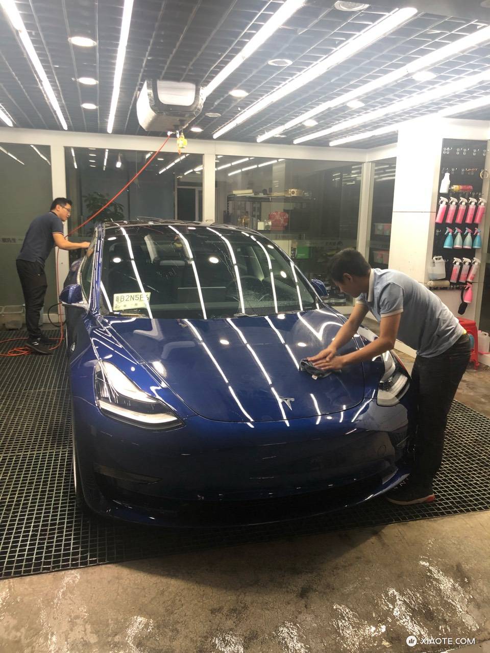 深圳到广西柳州,等M3充电那就来个随笔吧。刚拿车3天。1.提车就贴了车衣,漆面真的很薄,不贴开一段时间车头必然千疮百孔。强迫症晚期的我是接受不了的哇。2.回广西半路用了一下国标直流桩,真的好慢。3.到 - 图片 1