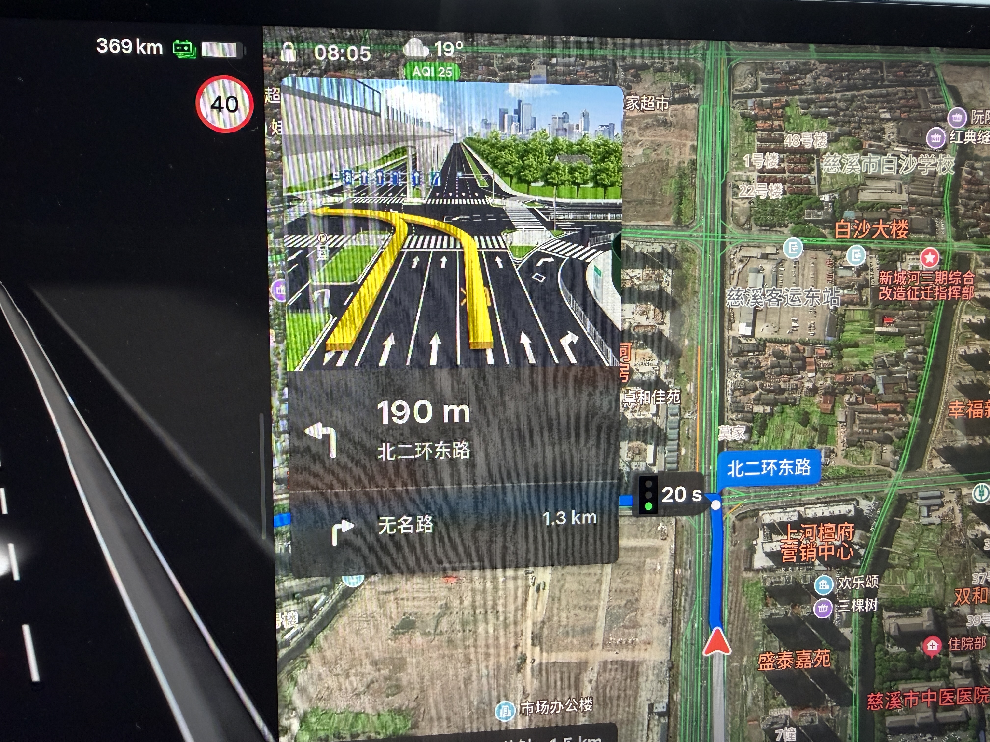从第四车道高架下来的，要左转弯。导航已经告诉fsd第四车道也可以左转，但是fsd每次都必须去第一车道左转，根本跨越不过去，因为第二三车道车流太多了。为什么fsd不能理解导航告诉他的呢？ - 图片 1