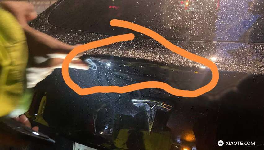 倒车时撞到后车,尾箱有一点凹陷,赔对方用的交强险,我自己这边有一些变形,但是没有掉漆,去官方钣喷中心的话大概需要多少钱?用保险划算吗? - 图片 1